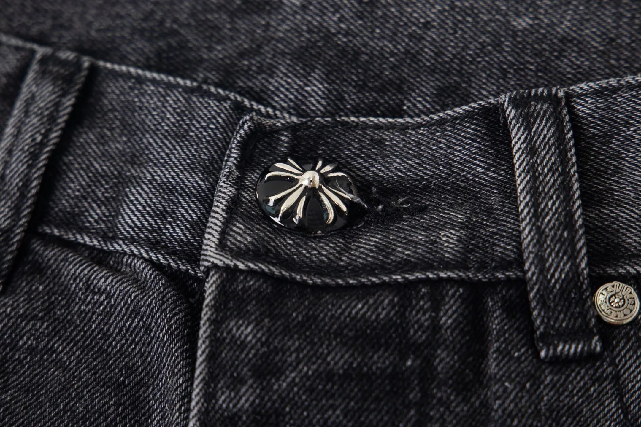 P240 Chrome Hearts Chrome Hearts Jeans Purple Matty Boy Sex Records Rivet Work Jeans CH Jeans need to be disassembled and washed before being dismantled and hand-stitched with sheepskin cross leather and then spliced ​​together. The whole piece has too many craftsmanship to explain. The cabinet price is 16W+, the patchwork cross pattern is embellished, and the high-waisted washed jeans! ! Absolutely high-end luxury products, 8W+ level god-level items, super popular products, made with top heavy industry, a magic weapon that cannot be missed. About Kroxin This is an extremely luxurious fashion brand, which can also be called the aristocrats of the high street. It has always been an exclusive brand for some hipsters or rich second generation. Compared with ordinary high streets, it is more luxurious and noble. Compared with luxury brands, it has a more fashionable personality and has always been a brand that I have a special liking for. Style number: 1761# Size: 28 30 32 34 36
